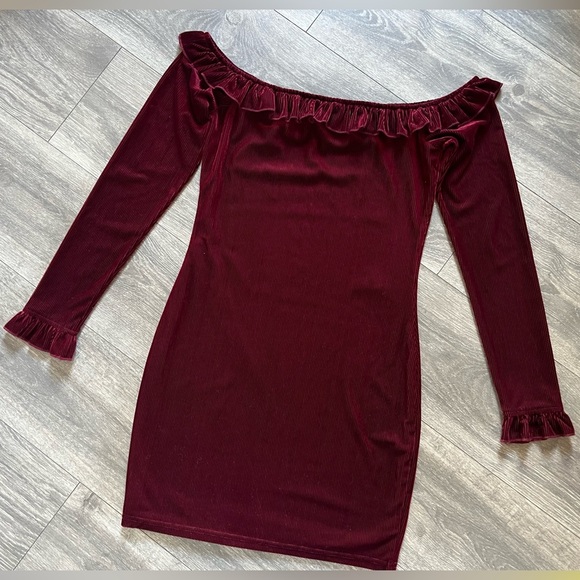 REVOLVE ABOUT US Danielle Red Velvet Off Shoulder Ribbed Bodycon Mini Dress M - Picture 10 of 14